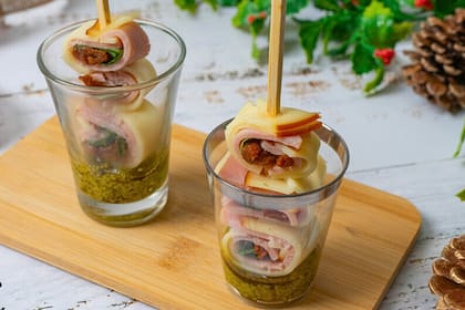 Las brochetas en vasitos ideales para comer de entrada en la cena de Nochebuena