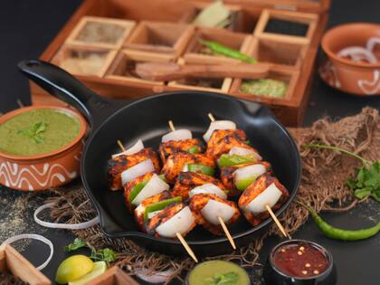 Las brochetas son una opción ideal para preparar en casa sin necesidad de tener conocimientos en gastronomía