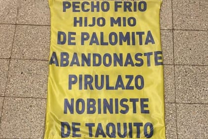 Las bromas de los hinchas de Central para los de Newell's en la bandera que sobrevoló el terreno de juego con un drone