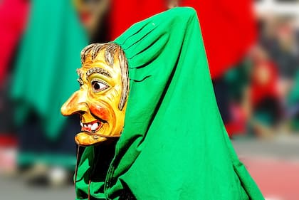 Las brujas dan miedo a muchas personas, por eso una máscara con facciones asociables a sus características típicas es una buena opción