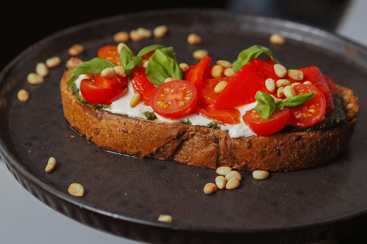 Las bruschettas no solo son un plato de entrada, pueden salvar del apuro a cualquiera que no tenga tiempo