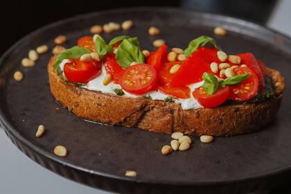 Las bruschettas no solo son un plato de entrada, pueden salvar del apuro a cualquiera que no tenga tiempo
