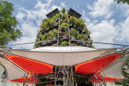 Las burbujas blancas y naranjas de Polinature que sirven para dar sombra y crear corriente de aire, en una fotografía cedida por Ecosistema Urbano