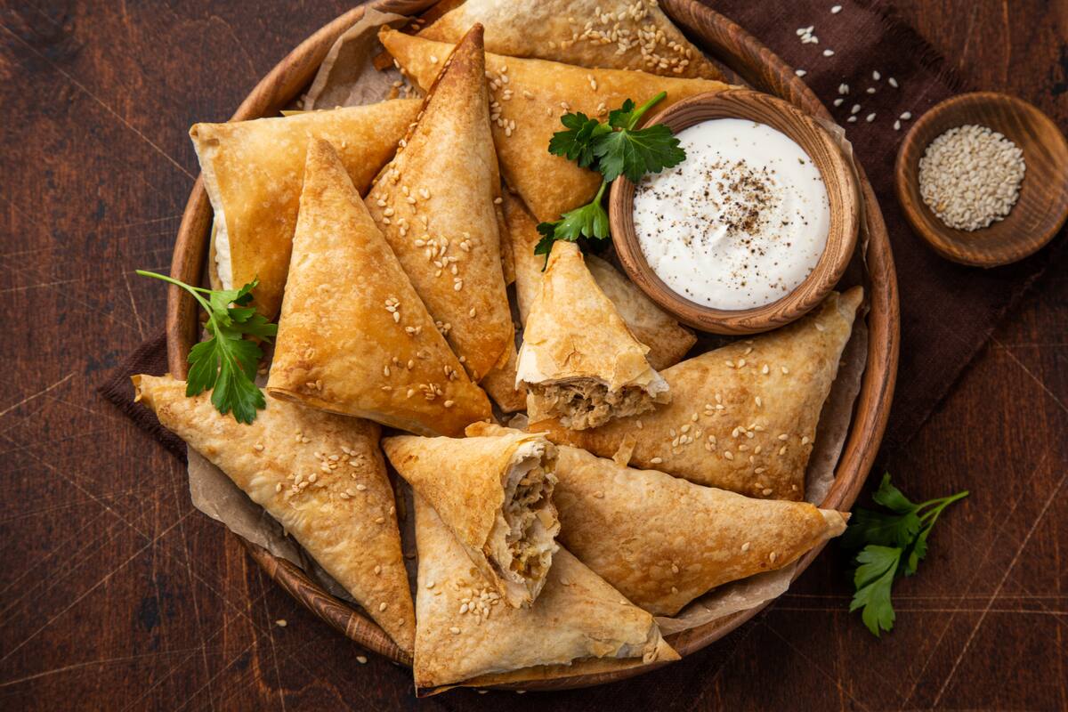 Las burekas son empanadas de masa filo que aceptan diferentes rellenos.