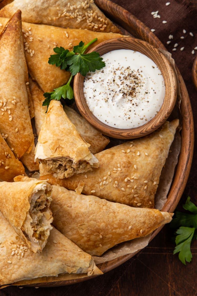 Las burekas son empanadas de masa filo que aceptan diferentes rellenos.