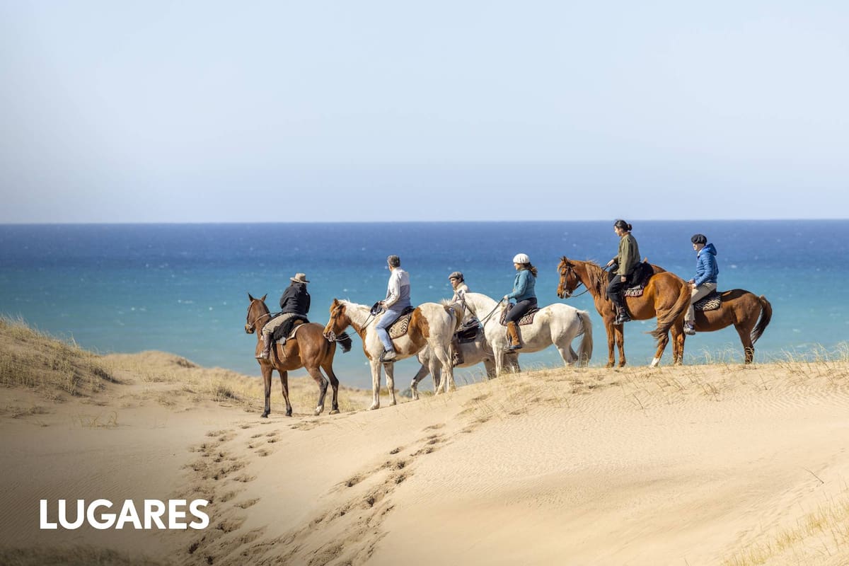 Las Cabalgatas Andora atraviesan campo, médanos y mar.