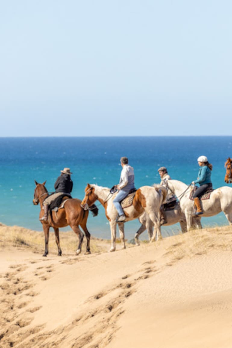 Las Cabalgatas Andora atraviesan campo, médanos y mar.