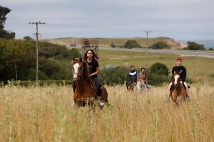 Las cabalgatas, con el mar de fondo, otra forma de recorrer el lugar