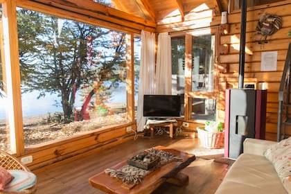 Las cabañas Bahiamía están construidas en madera y con grandes ventanales.