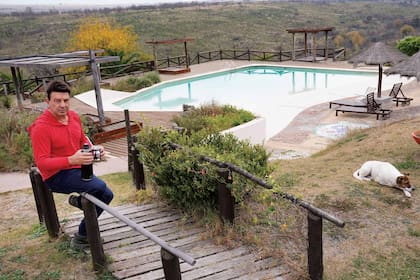 Las cabañas tienen pileta al aire libre con unas vistas espectaculares y también cuentan con pileta climatizada con hidromasaje.