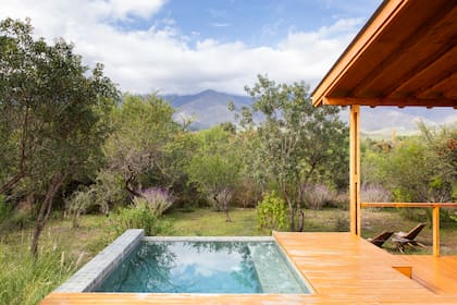 Las cabañas tienen privacidad total y cuentan con un pequeño deck con piscina de uso exclusivo