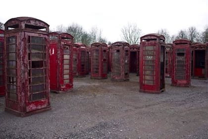 Las cabinas telefónicas rojas adornadas con una llamativa corona se levantaban con orgullo en casi todas las esquinas del Reino Unido