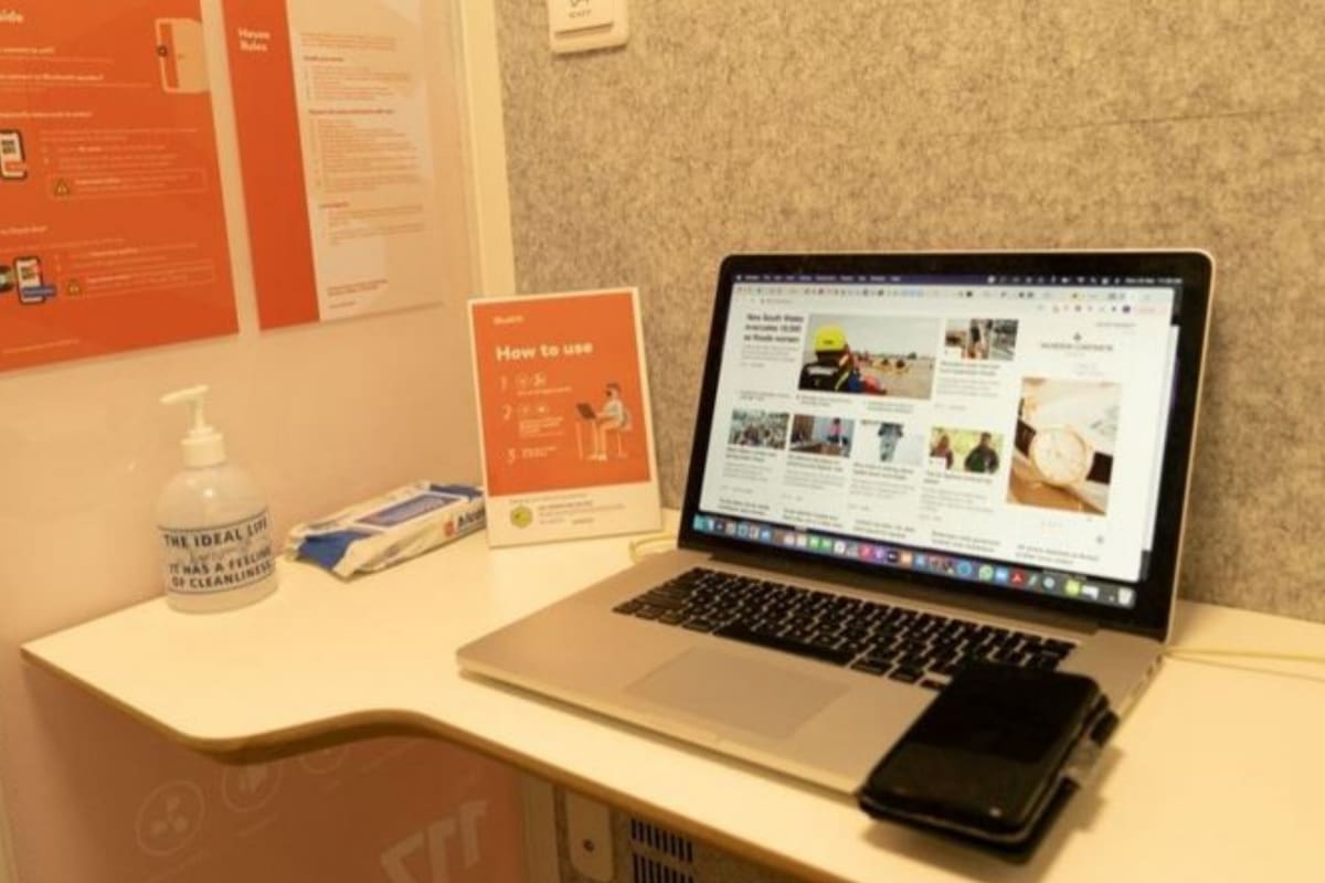 Las cabinas vienen completas con gel desinfectante y toallas antisépticas y están ubicadas en lugares estratégicos