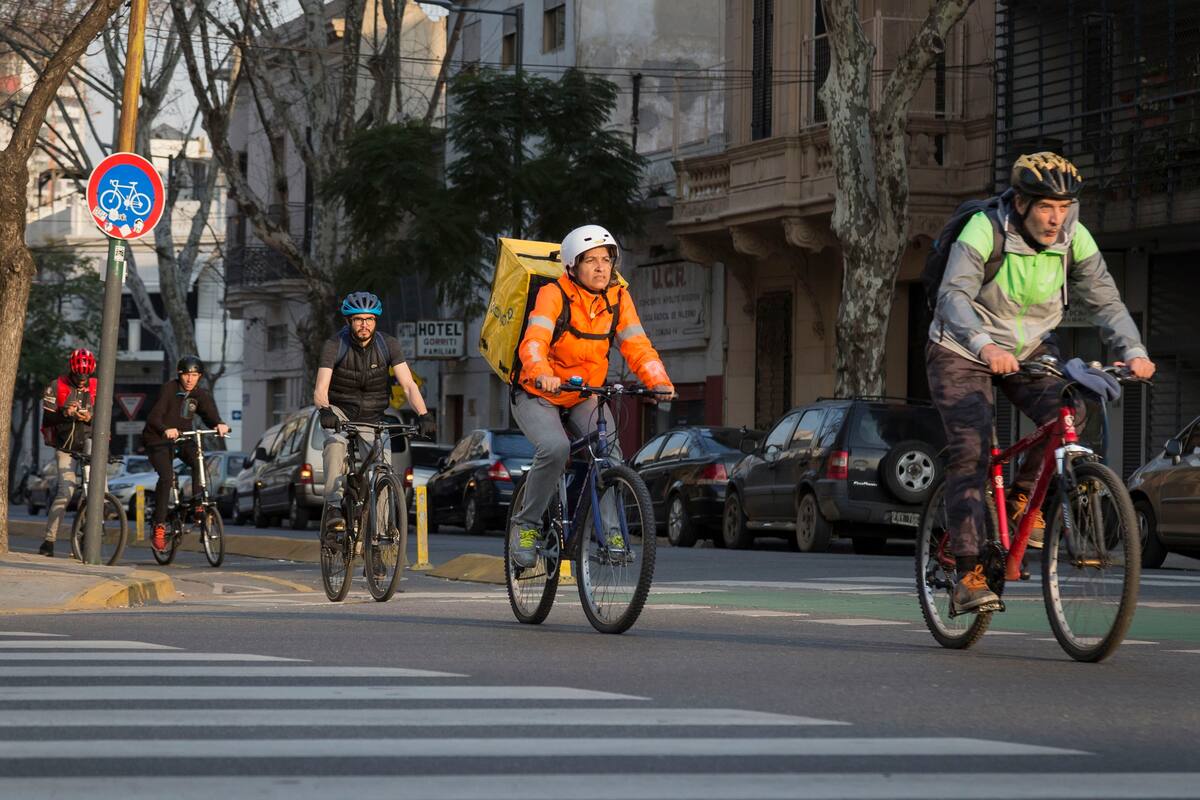 Las (cada vez más) transitadas ciclovías porteñas han sumado diversos actores, como las bicicletas asistidas o los monopatines eléctricos, y a veces el desplazamiento se vuelve complejo: ¿cómo circular en armonía en un terreno de reglas todavía difusas?