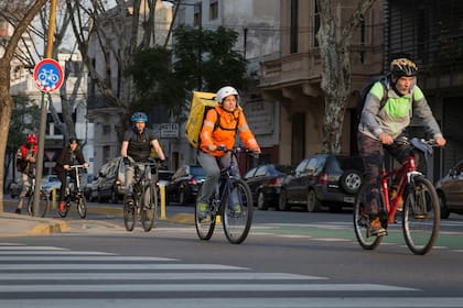 Las (cada vez más) transitadas ciclovías porteñas han sumado diversos actores, como las bicicletas asistidas o los monopatines eléctricos, y a veces el desplazamiento se vuelve complejo: ¿cómo circular en armonía en un terreno de reglas todavía difusas?