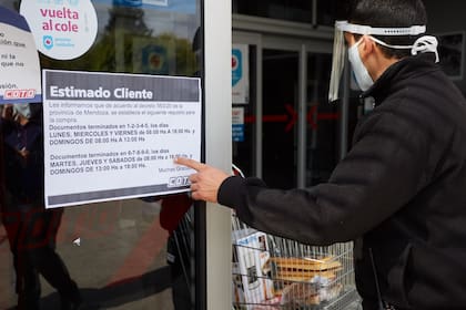 Las cadenas comerciales comienzan a advertir a los clientes de que no los dejarán entrar sin el DNI. Colocan carteles con la nueva disposición. Los comercios, si no cumplen con la medida, recibirán multas de 50.000 pesos.