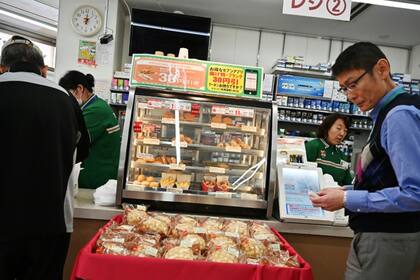 Las cadenas que se encuentran en casi todas las cuadras de las ciudades están poniendo en duda su modelo