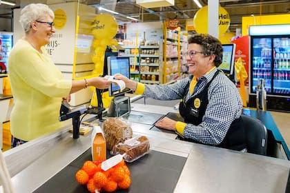 Las "cajas lentas" permiten charlar con el cajero sin el habitual apuro de las cajas "normales"