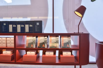 Las cajas para bombones comparten estantes con su más reciente libro