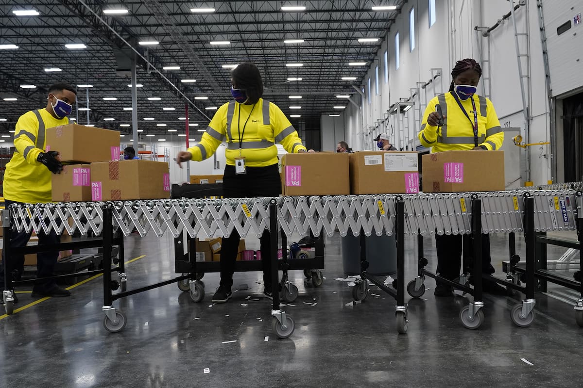 Las cajas que contienen la vacuna de Moderna contra el coronavirus están preparadas para ser enviadas al centro de distribución de McKesson el 20 de diciembre de 2020 en Olive Branch, Mississippi