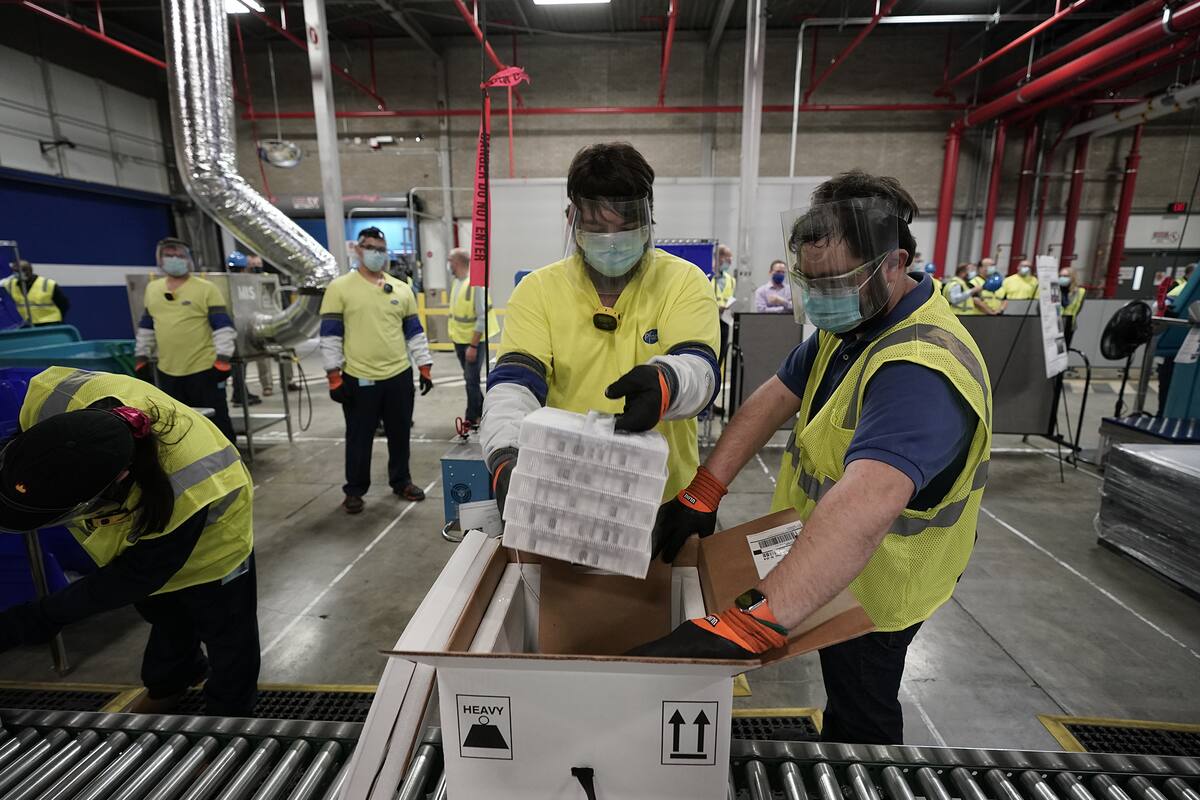 Las cajas que contienen la vacuna de Pfizer y BioNTech contra el coronavirus están preparadas para ser enviadas en la planta de fabricación de Pfizer Global Supply Kalamazoo el 13 de diciembre de 2020 en Portage, Michigan