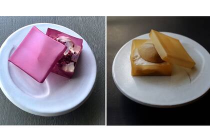 Las cajitas comestibles: de hibiscus, mousse de yogur, ganache de frambuesa y gelee de néctar de saúco y la de dulce de leche, espuma de banana, gelée de café y Bourbon con banana al caramelo y helado de dulce de leche