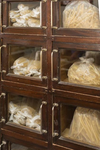 Las cajoneras de madera aún se utilizan en Aitala, aunque solo los recortes se venden a granel.