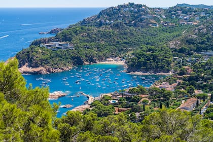 Las calas de la Costa Brava son un destino predilecto para el verano, sin embargo, durante todo el año su perfil espectacular ofrece un marco inmejorable para paseos, a pie o en bicicleta.