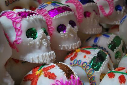 Las calaveritas de dulce son una preparación y decoración típica de Día de Muertos en México (Wikimedia Commons/J Mndz)