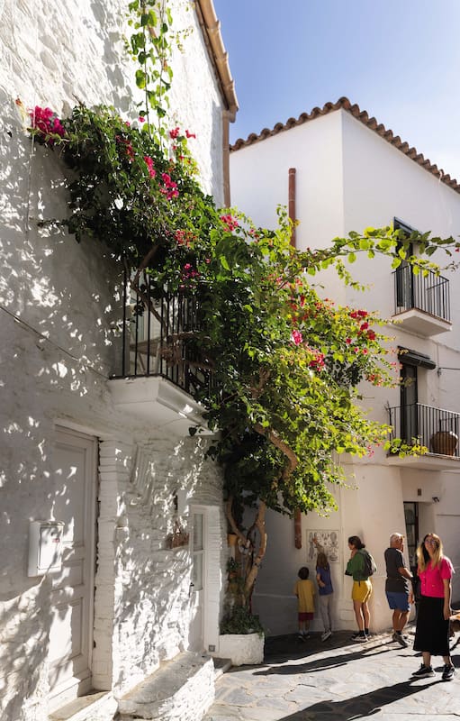 Las callecitas blancas y las buganvillas en flor, una postal de este magnífico litoral.