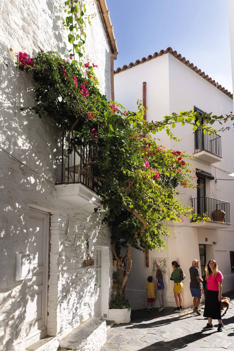 Las callecitas blancas y las buganvillas en flor, una postal de este magnífico litoral.