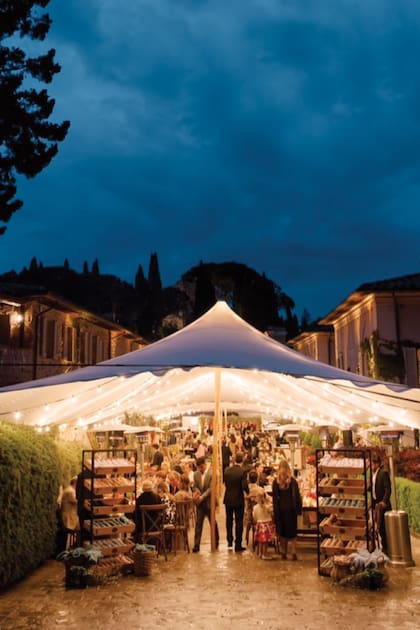 Las callecitas de la villa toscana fueron ambientadas como un mercado y, debido a la lluvia, los puestos se cubrieron con gazebos.