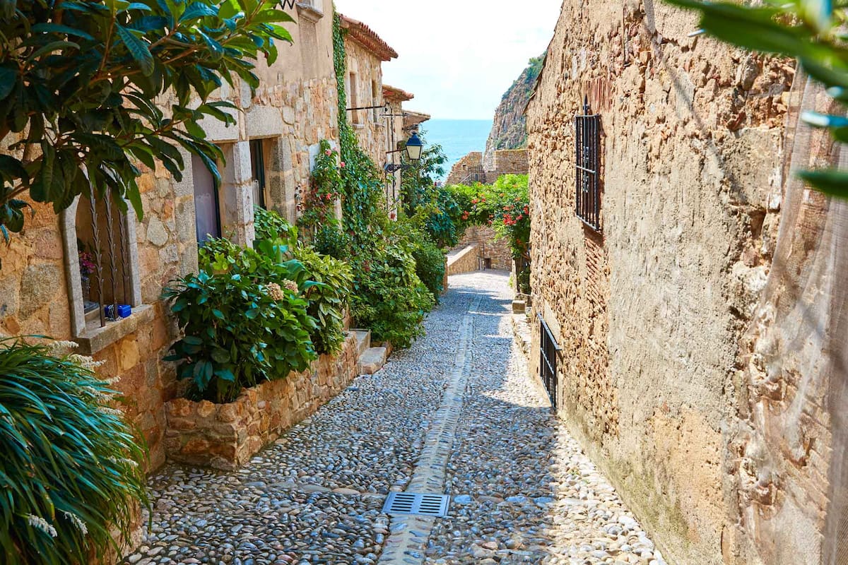 Las callecitas de Tossa de mar, adonde se puede llegar en tren o bus además de auto