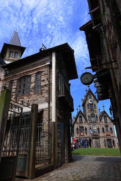 Las callejuelas adoquinadas y estrechas cercanas a la plaza principal de Campanópolis .