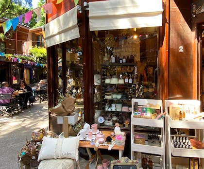 Las callejuelas interiores del Paseo Mendoza albergan anticuarios, locales de indumentaria, pequeñas salas de teatro, talleres de cerámica y escenarios al aire libre