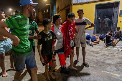 Las calles de Ceuta desbordaron de migrantes, muchos menores de edad, sin dónde recalar para dormir