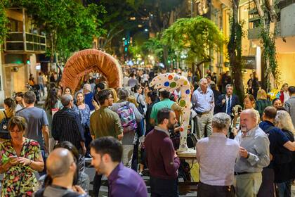 Las calles de Distrito Arenales se convierten en una fiesta en la que arte, diseño y arquitectura salen al encuentro de los visitantes.
