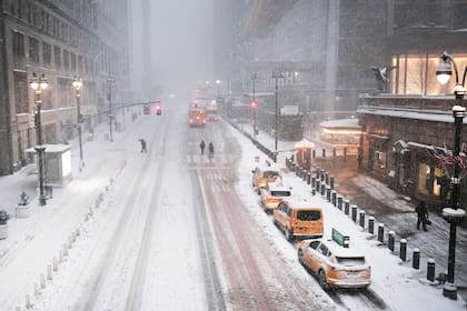 las calles de la ciudad de Nueva York cubiertas de nieve