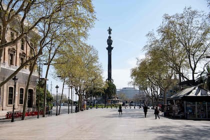 Las calles de la cosmopólita Barcelona brillan por la ausencia de turistas y residentes