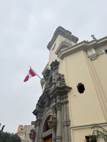 Las calles de Lima bajo un día nublado y de mucha humedad, a días de una elección decisiva