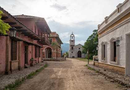Las calles de Macondo con su arquitectura colonial y su iglesia central, diseñado para la adaptación de Netflix