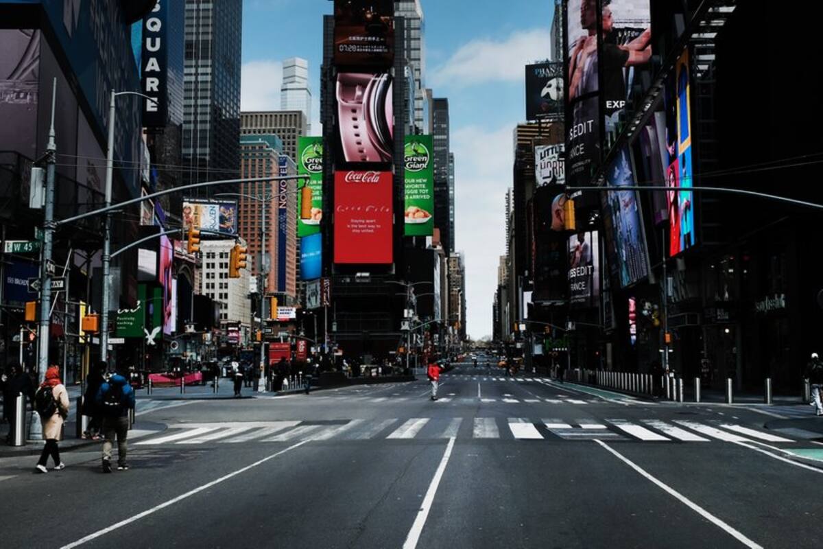 Las calles de Manhattan están desiertas por las restricciones para detener al coronavirus.