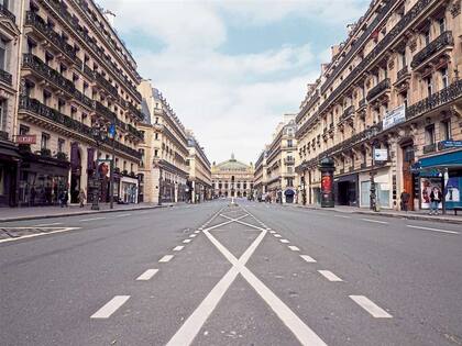 Las calles de París quedaron casi desiertas tras las medidas del gobierno