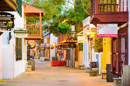Las calles de San Agustín están llenas de locales, restaurantes y sitios para departir en familia.