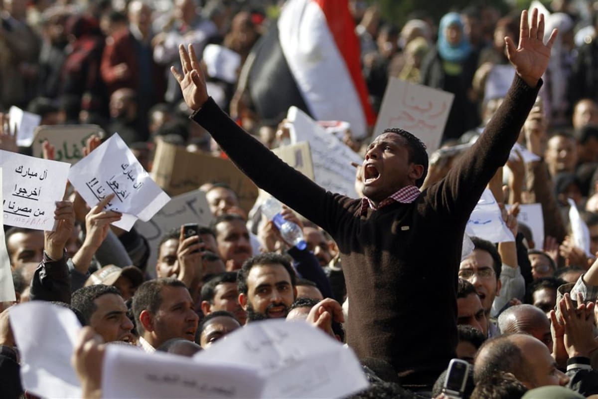 Las calles de Wall Street, en Nueva York, tomadas por los manifestantes, y la Primavera Árabe, que estalló el año pasado en Egipto. crédito: jhdahduw,gentileza valerio bispuri