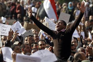 Las calles de Wall Street, en Nueva York, tomadas por los manifestantes, y la Primavera Árabe, que estalló el año pasado en Egipto. crédito: jhdahduw,gentileza valerio bispuri