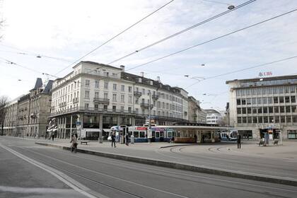 Las calles de Zurich, la ciudad más grande de Suiza, vacías luego del cierre de tiendas, restaurantes y otros establecimientos como medidas de contención ante el avance del coronavirus