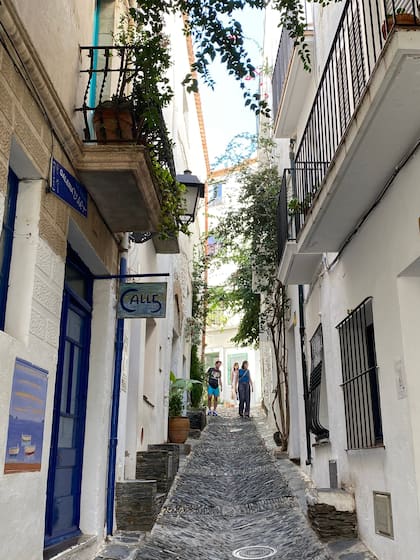 Las calles del casco viejo de Cadaqués son estrechas y laberínticas