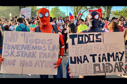 Las calles en Santiago tuvieron a varios "superhéroes" en medio de las manifestaciones