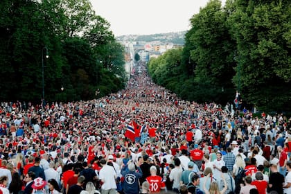 “Las calles están plenas de gente luego de los triunfos, en Oslo entre 100 mil y 120 mil personas festejando sin disturbios, ni un papel y botellas en las calles, sin tener los municipios necesidad de usar a sus empleados para limpiar la basura".